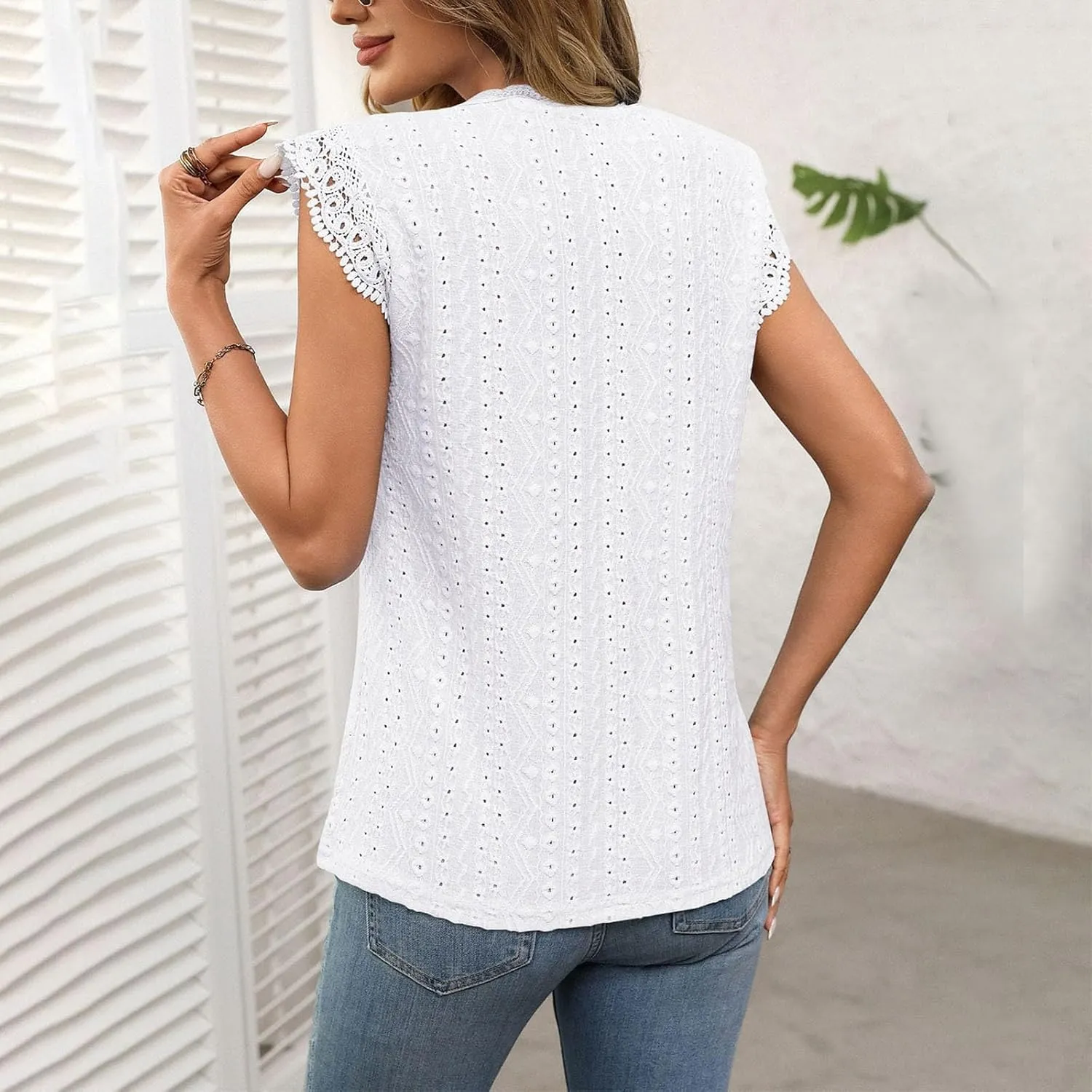 Womens Tank Tops Dressy Casual Eyelet Sleeveless Patchwork Lace Shirt Crewneck Hollow Out Fashion Summer Tank Top